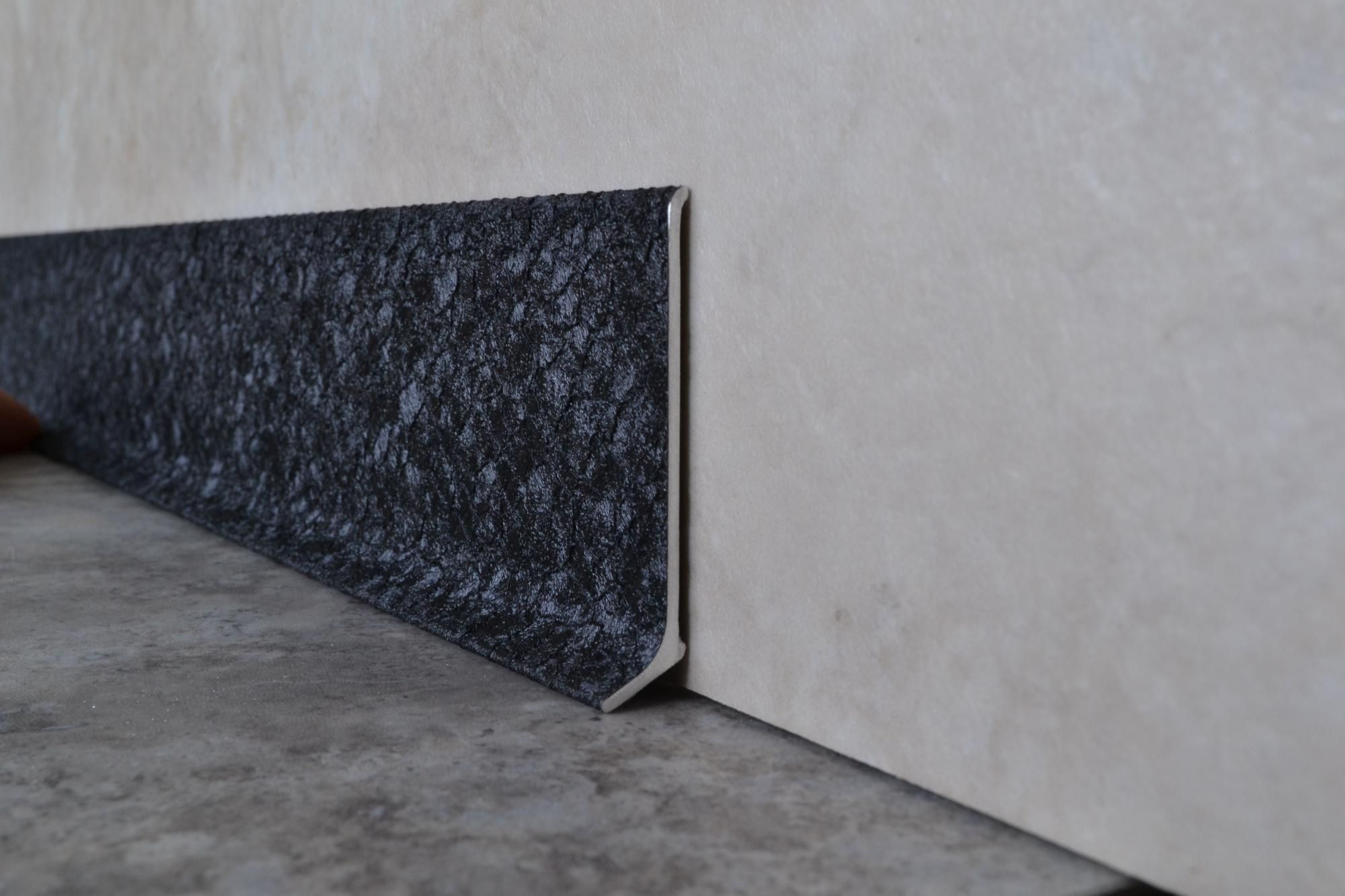 Плинтус алюминиевый L-образный текстура кожи черная (2500*11*60 мм) — купить в Пятигорске